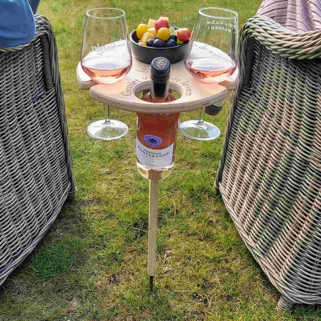 Faltbarer Picknicktisch mit Weinhalter